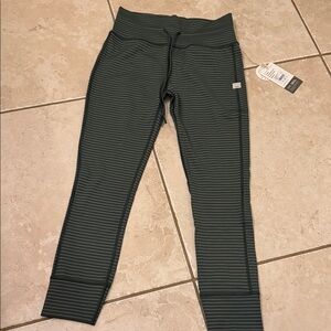 Vuori daily leggings striped olive green